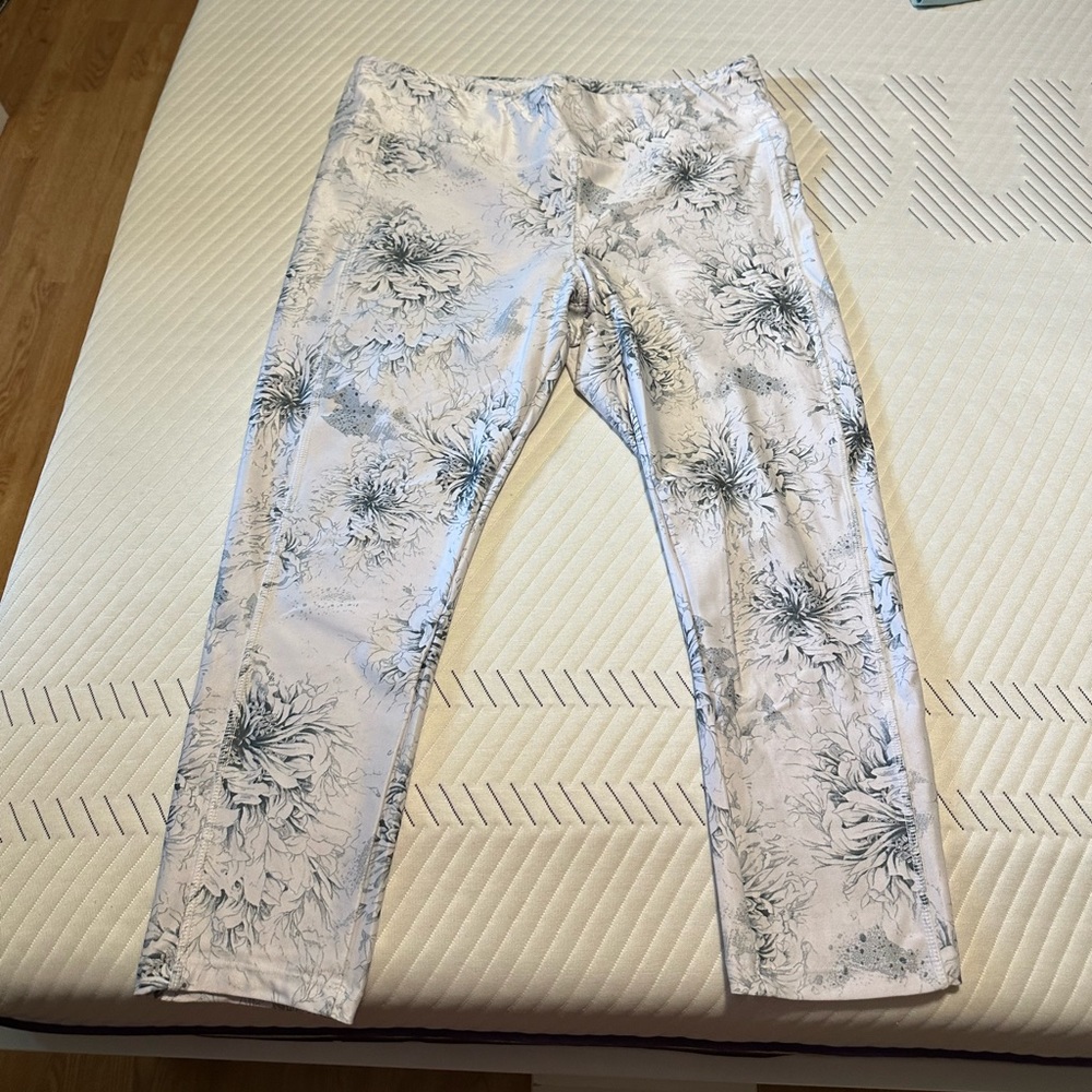 Women’s Crop Athletic Workout Leggings